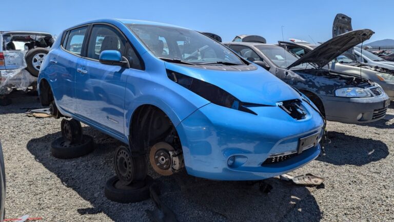 18 2014 Nissan LEAF in Nevada junkyard photo by Murilee Martin