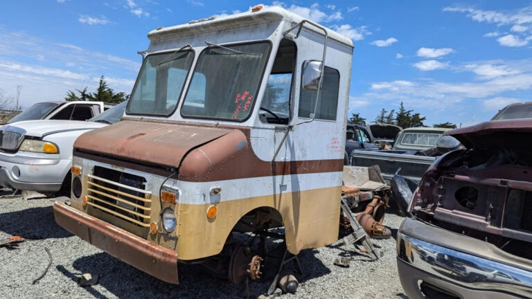 45 1984 Grumman Olson Kurbside Krew Kab in California junkyard photo by Murilee Martin