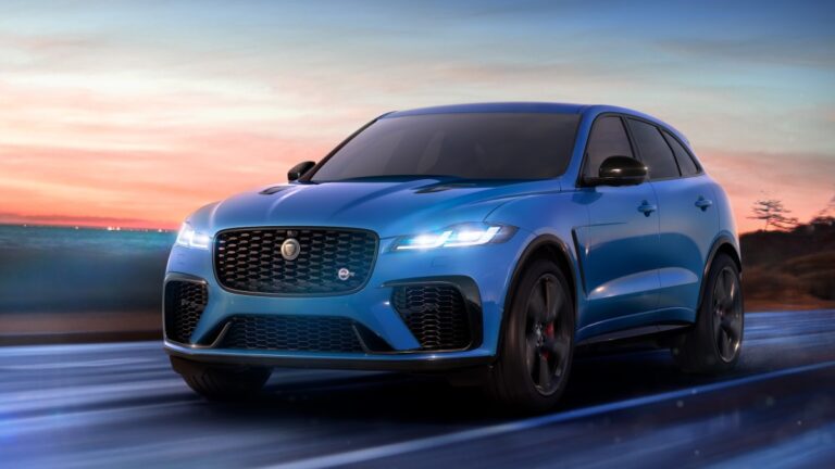 Jaguar F PACE SVR dynamic1