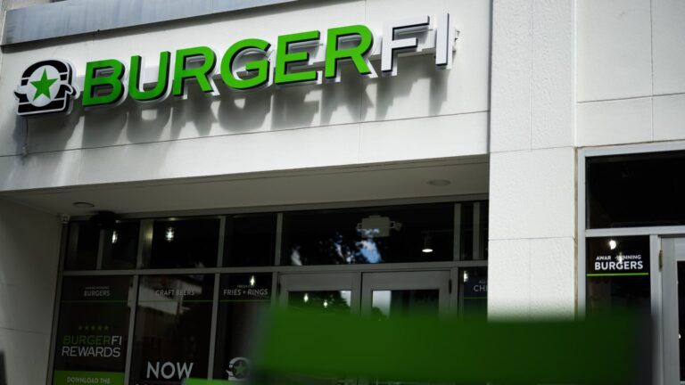 108032625 1726069468841 gettyimages 2166902824 burgerfi 240820 004